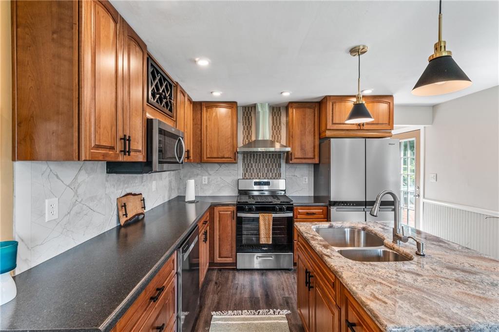 2734 Robertson Road Sharpsville, PA 16150 - Photo 13 of 34 There is ample counter space