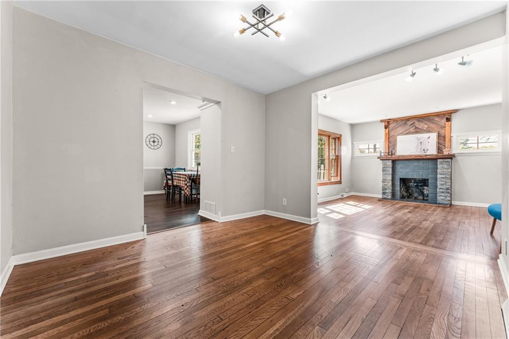 2734 Robertson Road Sharpsville, PA 16150 - Photo 5 of 34 Living room or living room/dining room combination