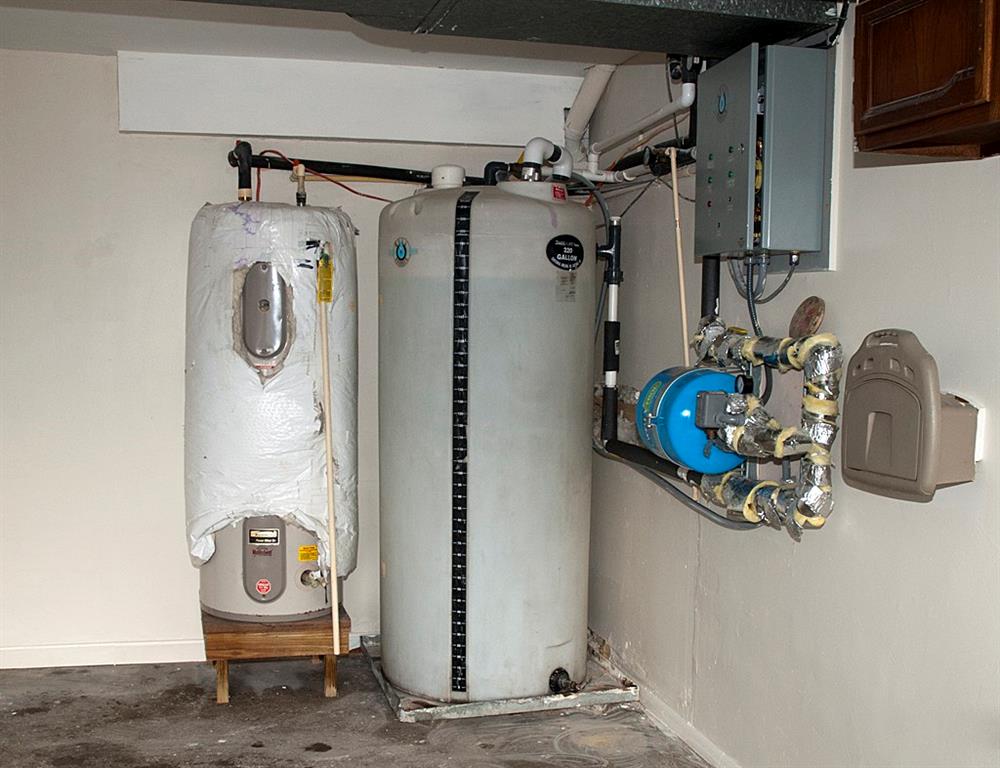 363 Brewer Road Rochester, PA 15074 - Photo 25 of 25 WELL MANAGER - 220 GALLON TANK with COMPUTERIZED MONITOR BOX AND PRESSURE TANK - DEFINATE PLUS FOR CONSISTENT WATER FLOW