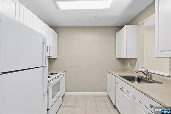$2,700 | 905 River Road, Unit 312, Edgewater, NJ 07020