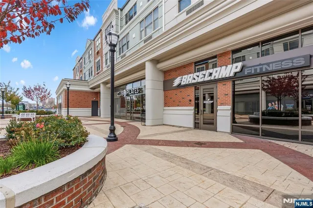 $2,700 | 905 River Road, Unit 312, Edgewater, NJ 07020