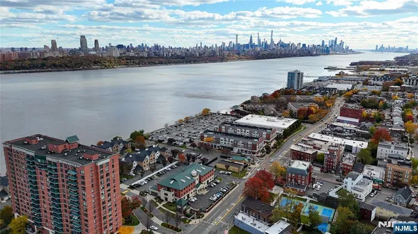 $2,700 | 905 River Road, Unit 312, Edgewater, NJ 07020