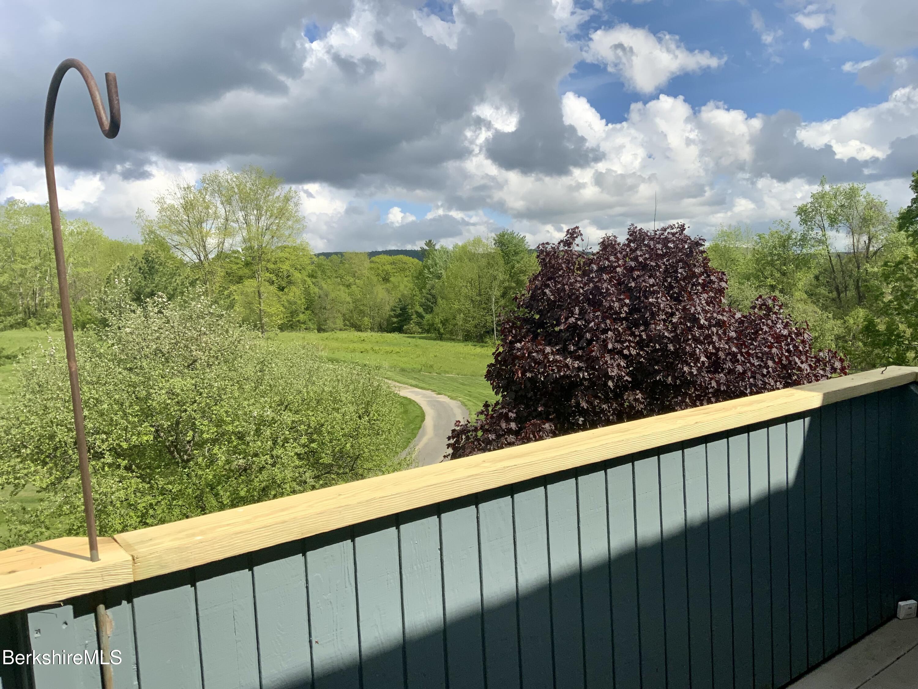 End Unit with Gorgeous Views!!