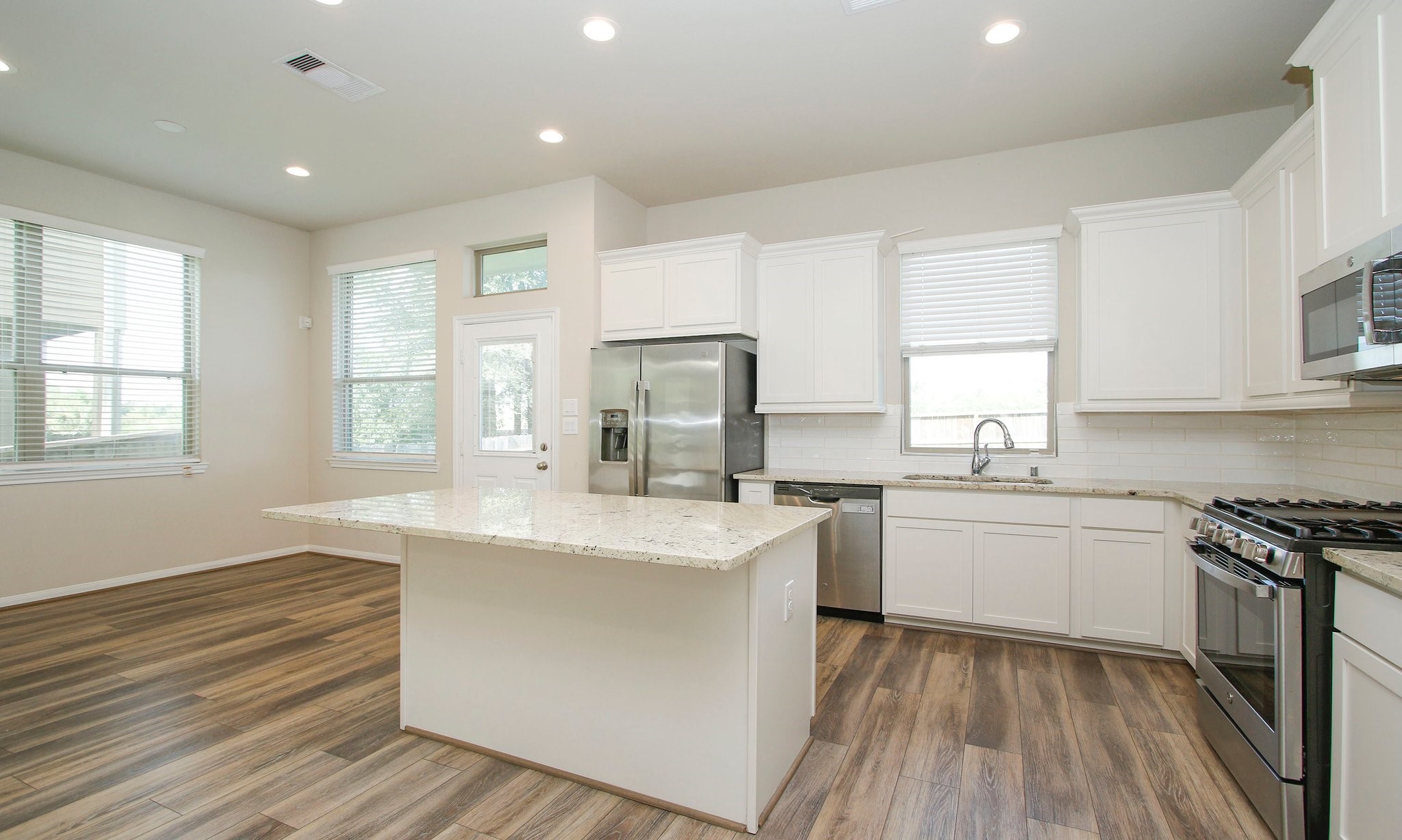 239 Biltmore Loop Montgomery, TX 77316 - Photo 17 of 40