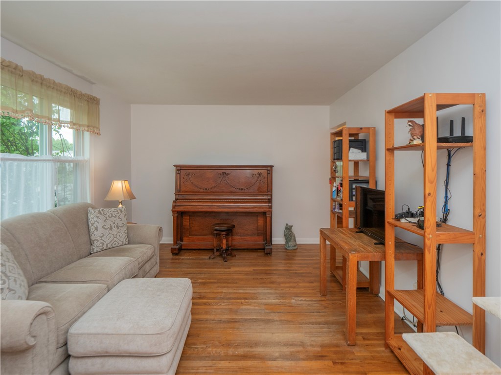 52 Stage Coach Road Portsmouth, RI 02871 - Photo 3 of 47