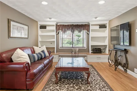 $1,395,000 | 31 Meadowbrook Drive, Barrington, RI 02806