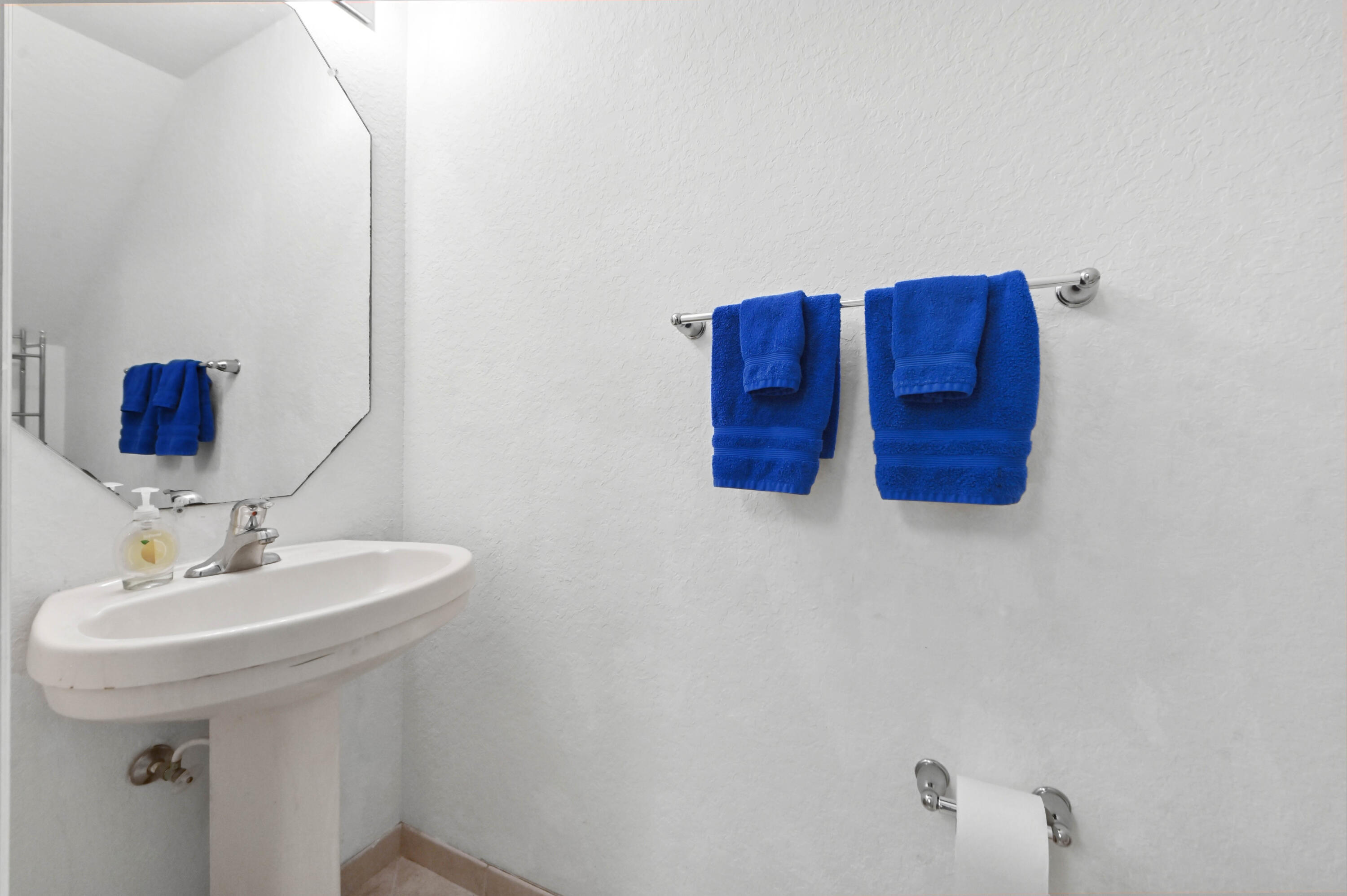 1941 Gardenia Court Riviera Beach, FL 33404 - Photo 16 of 24 07 Bathroom 01