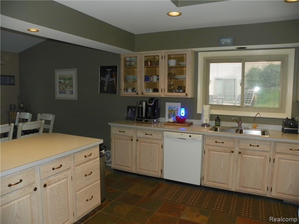 9554 Klais Road Clarkston, MI 48348 - Photo 5 of 19 100_1308.JPG