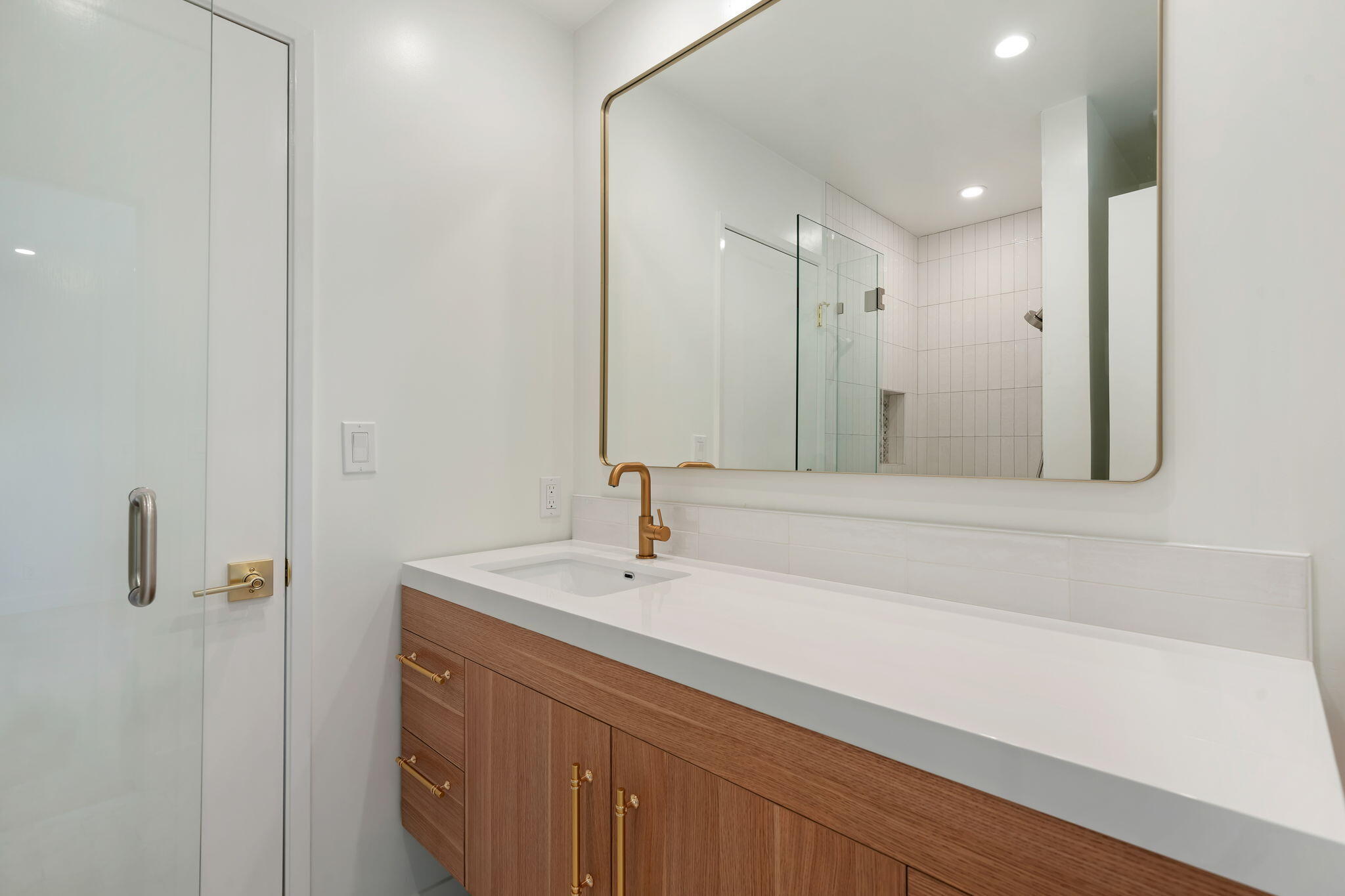3375 Foothill Road, Unit 1132 Carpinteria, CA 93013 - Photo 17 of 28 27-Bathroom 2