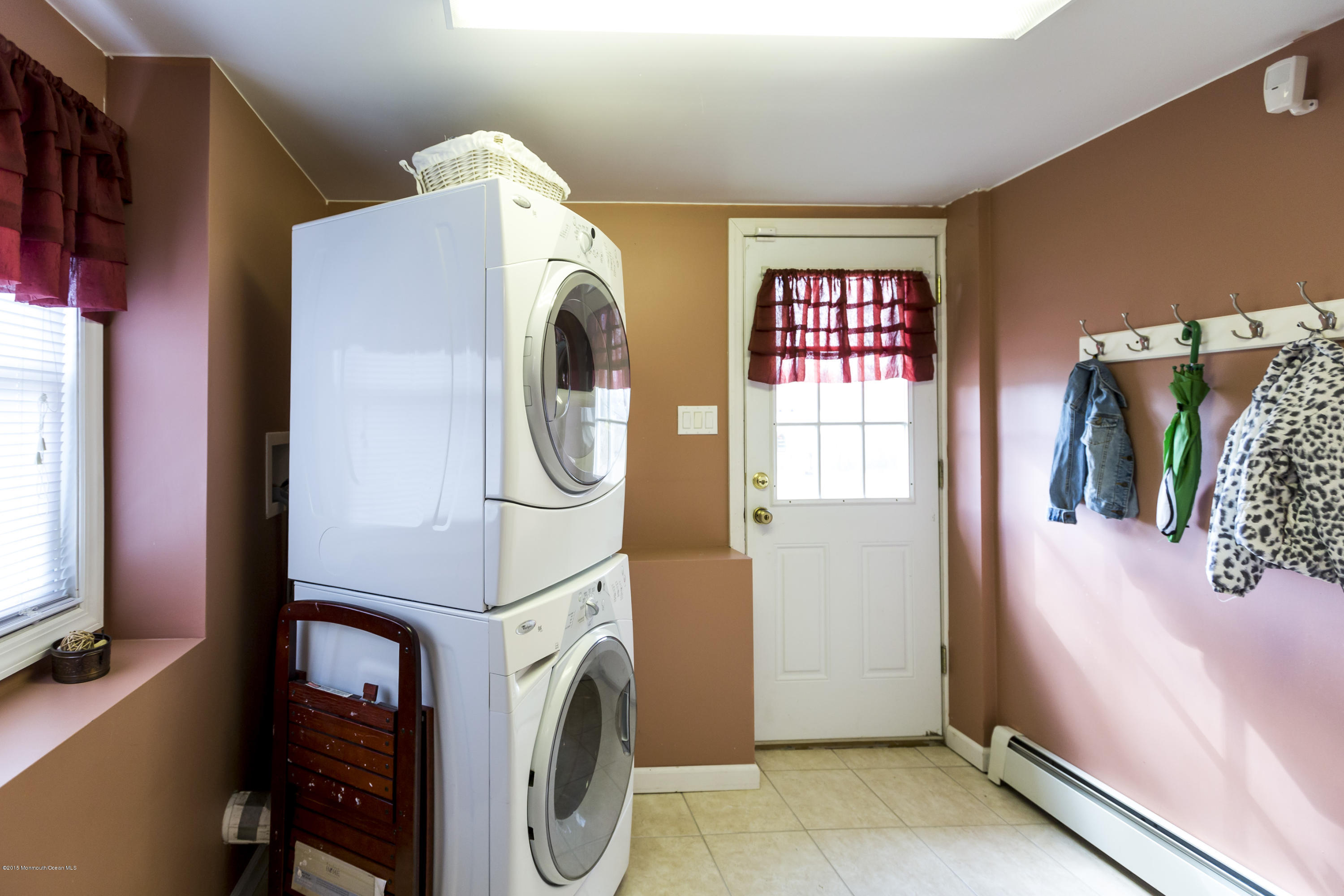 17 Old Manor Road Holmdel, NJ 07733 - Photo 12 of 24 08_Mudroom.jpg