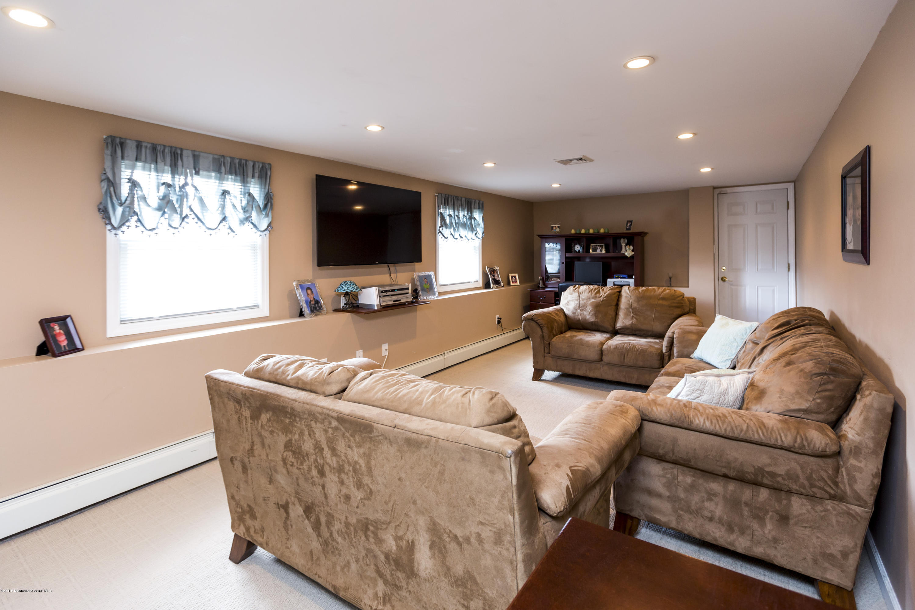 17 Old Manor Road Holmdel, NJ 07733 - Photo 10 of 24 06_Living Room.jpg