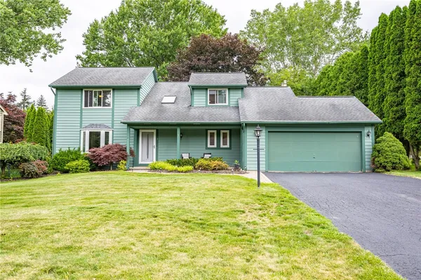 $374,900 | 3 Random Knolls Drive, Penfield, NY 14526
