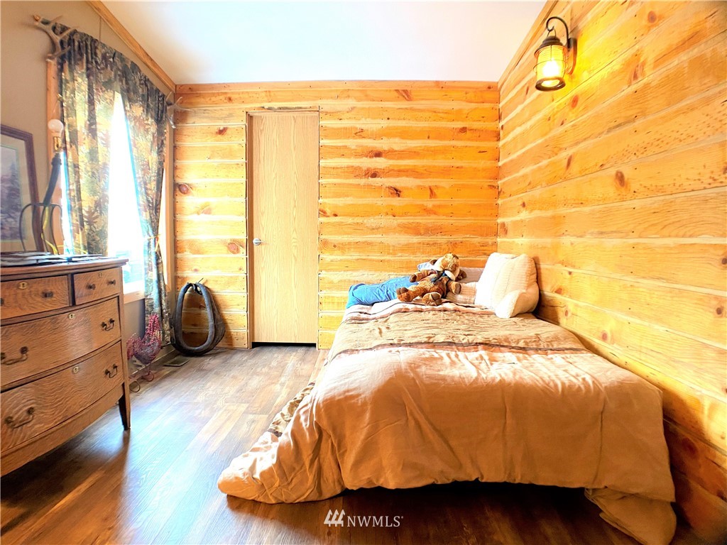 421 Klondike Road Republic, WA 99166 - Photo 8 of 24 a bedroom with a bed and wooden floor