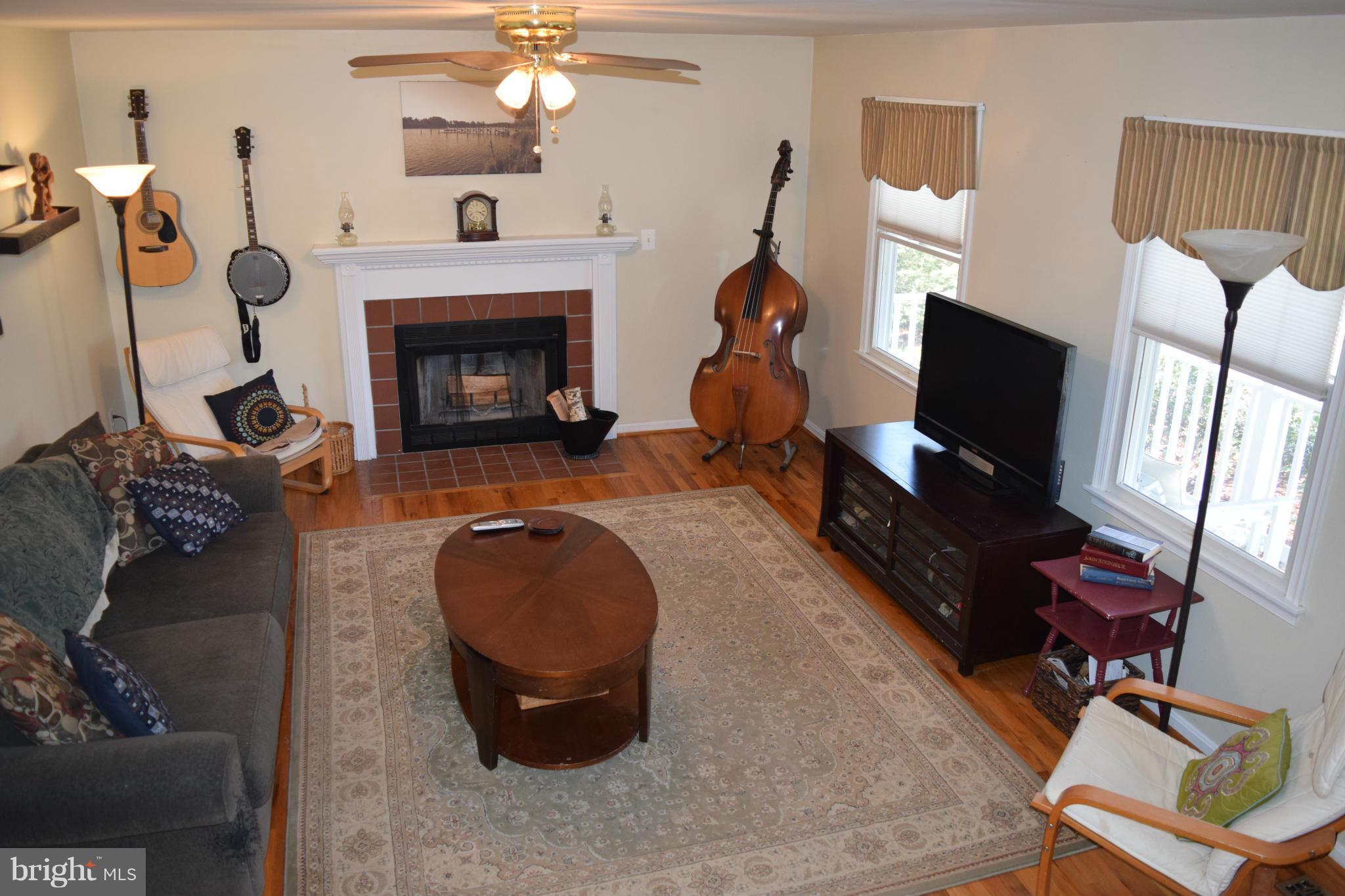 920 Williams Cove Edgewater, MD 21037 - Photo 3 of 30 Light filled Liv Rm. W/Hrdwd flrs, F/P, Ceil. Fan