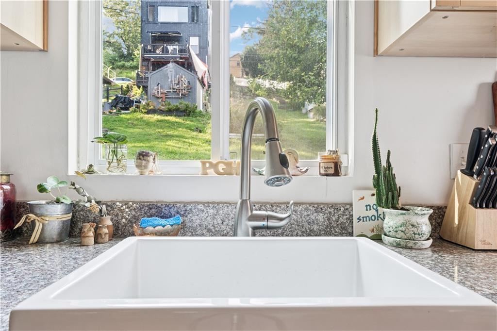 154 Henderson Street Pittsburgh, PA 15212 - Photo 9 of 31 a bathroom with bathtub and window