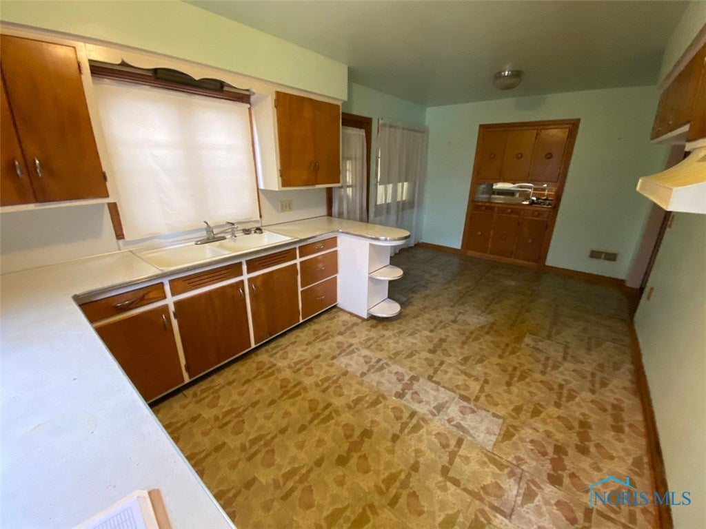 733 Secor Road Toledo, OH 43607 - Photo 6 of 16 Gallery Image 6