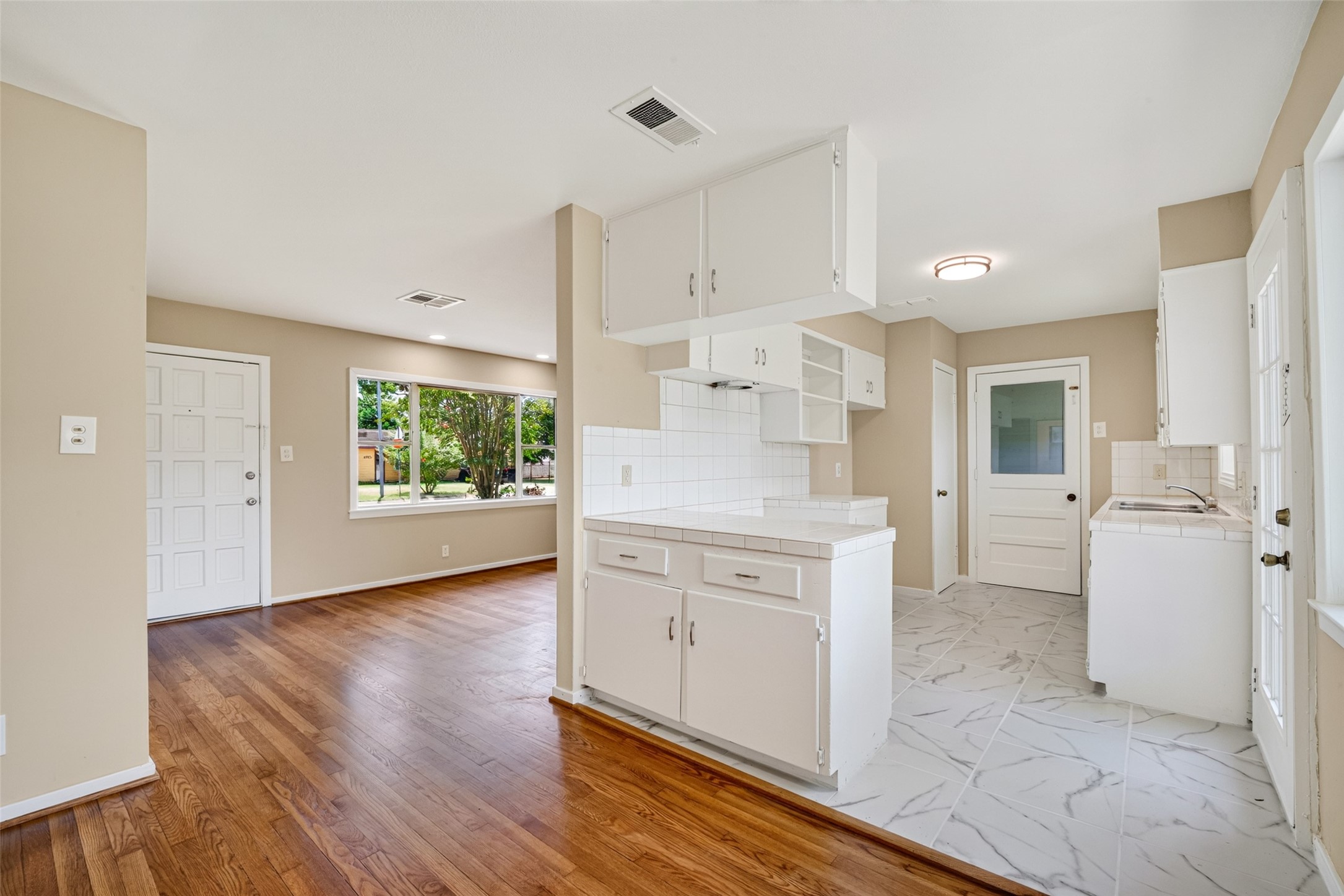 6610 Barney Road Houston, TX 77092 - Photo 13 of 28 Breakfast area