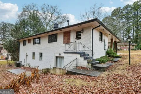 a view of a house with backyard