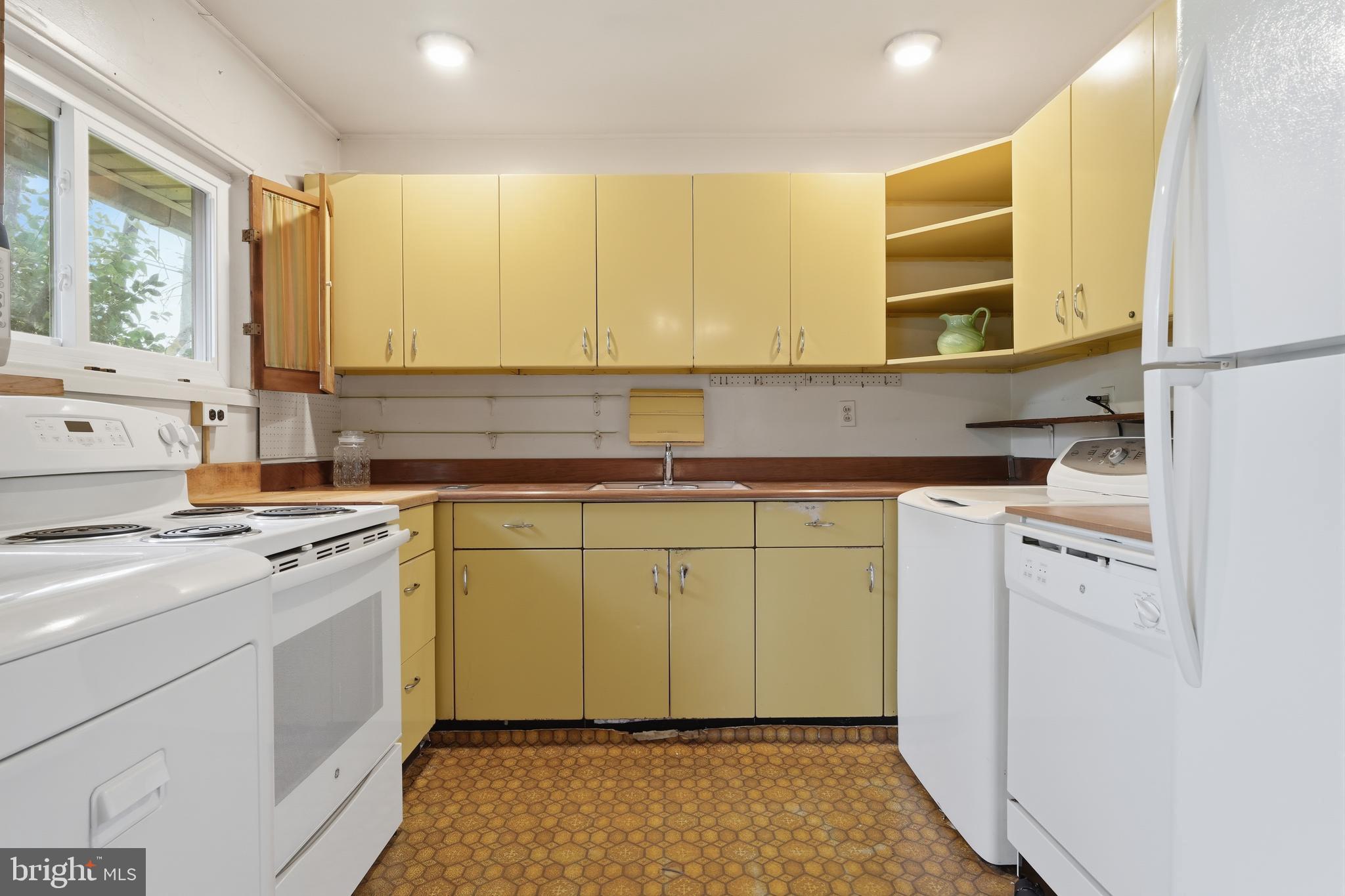 58 Trail Road Levittown, PA 19056 - Photo 11 of 32 Eat In Kitchen