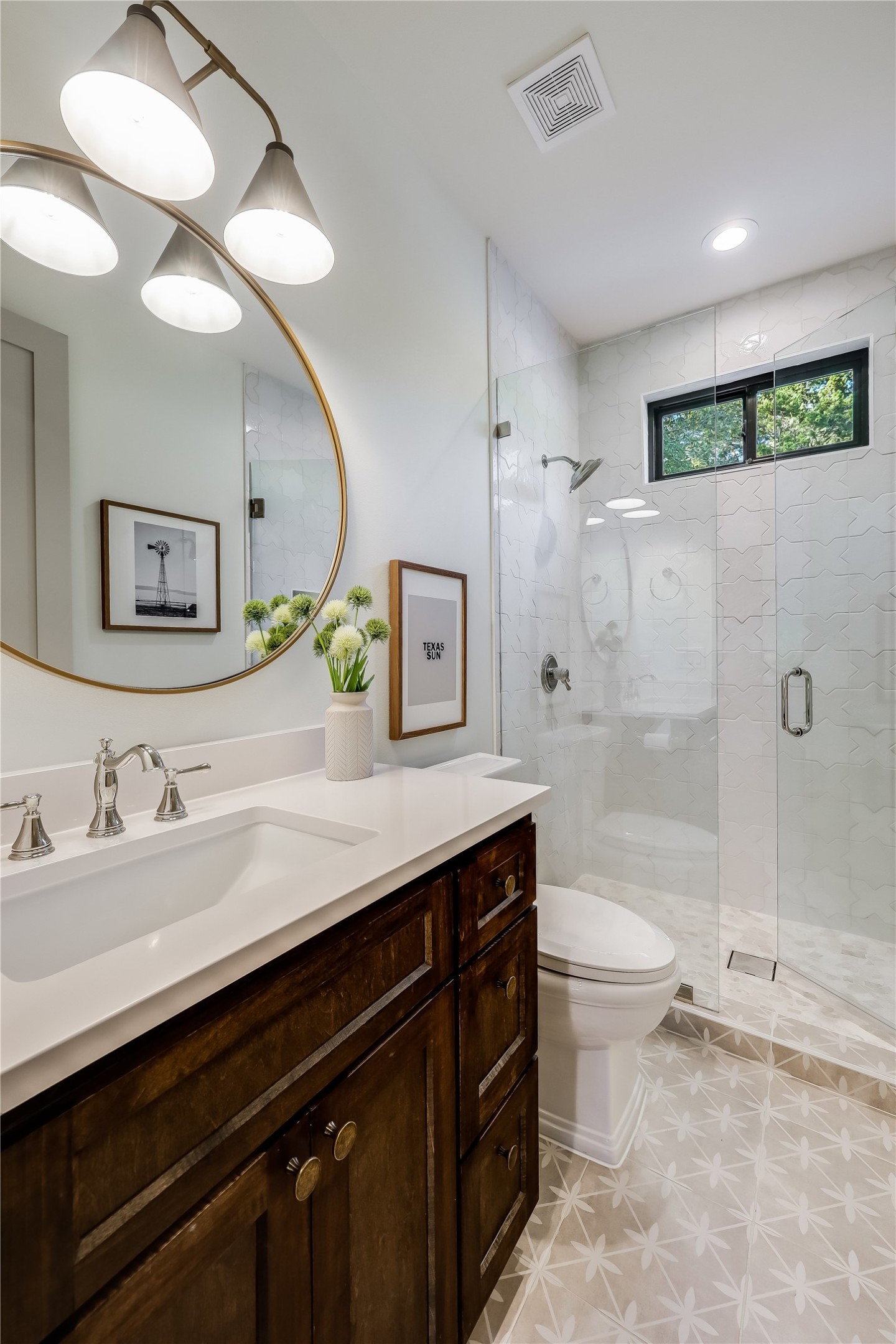 7601 Bar K Ranch Road Lago Vista, TX 78645 - Photo 24 of 38 Secondary bathroom on main level