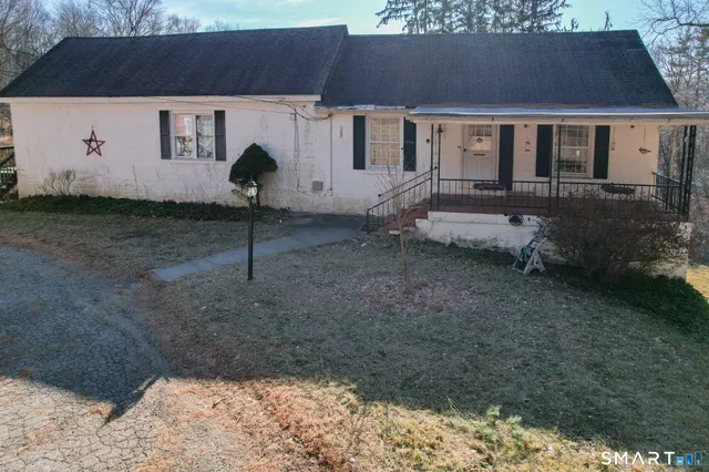 a view of a house with backyard and garden