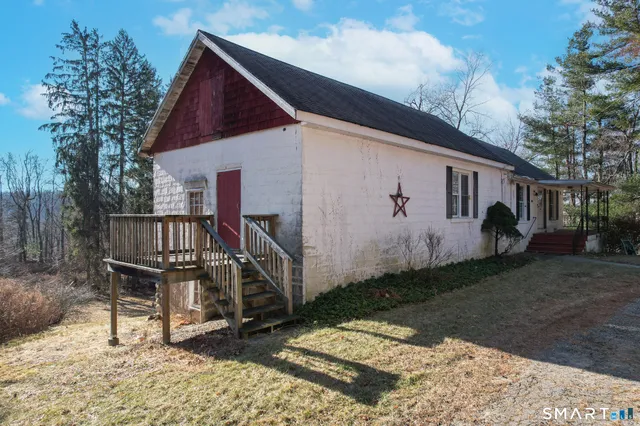 a view of a house with backyard