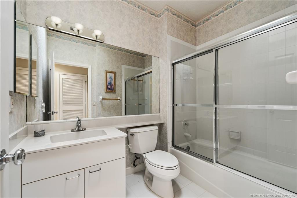 3510 Southeast Cambridge Drive Stuart, FL 34997 - Photo 22 of 38 Guest bathroom with skylight