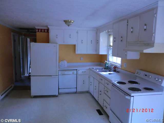 1807 Lansing Road Petersburg, VA 23805 - Photo 3 of 6 Kitchen
