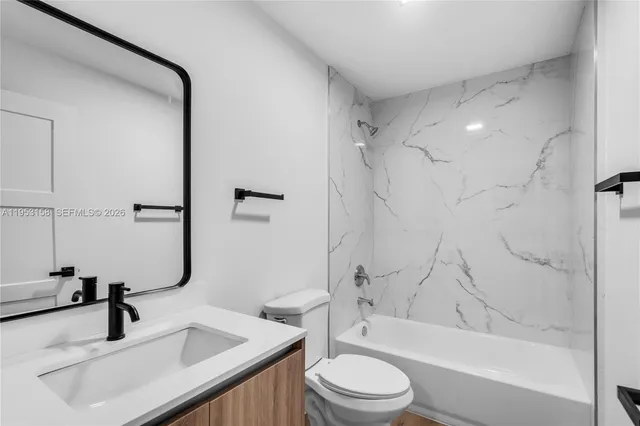 $2,700 | 3728 Northwest 19th Avenue, Unit 304, Miami, FL 33142