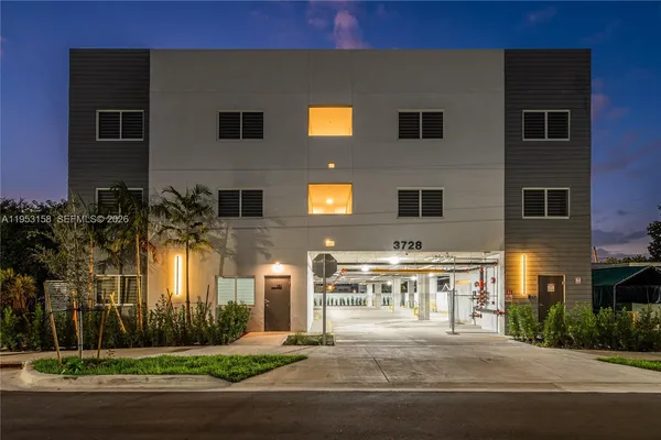 $2,700 | 3728 Northwest 19th Avenue, Unit 302, Miami, FL 33142
