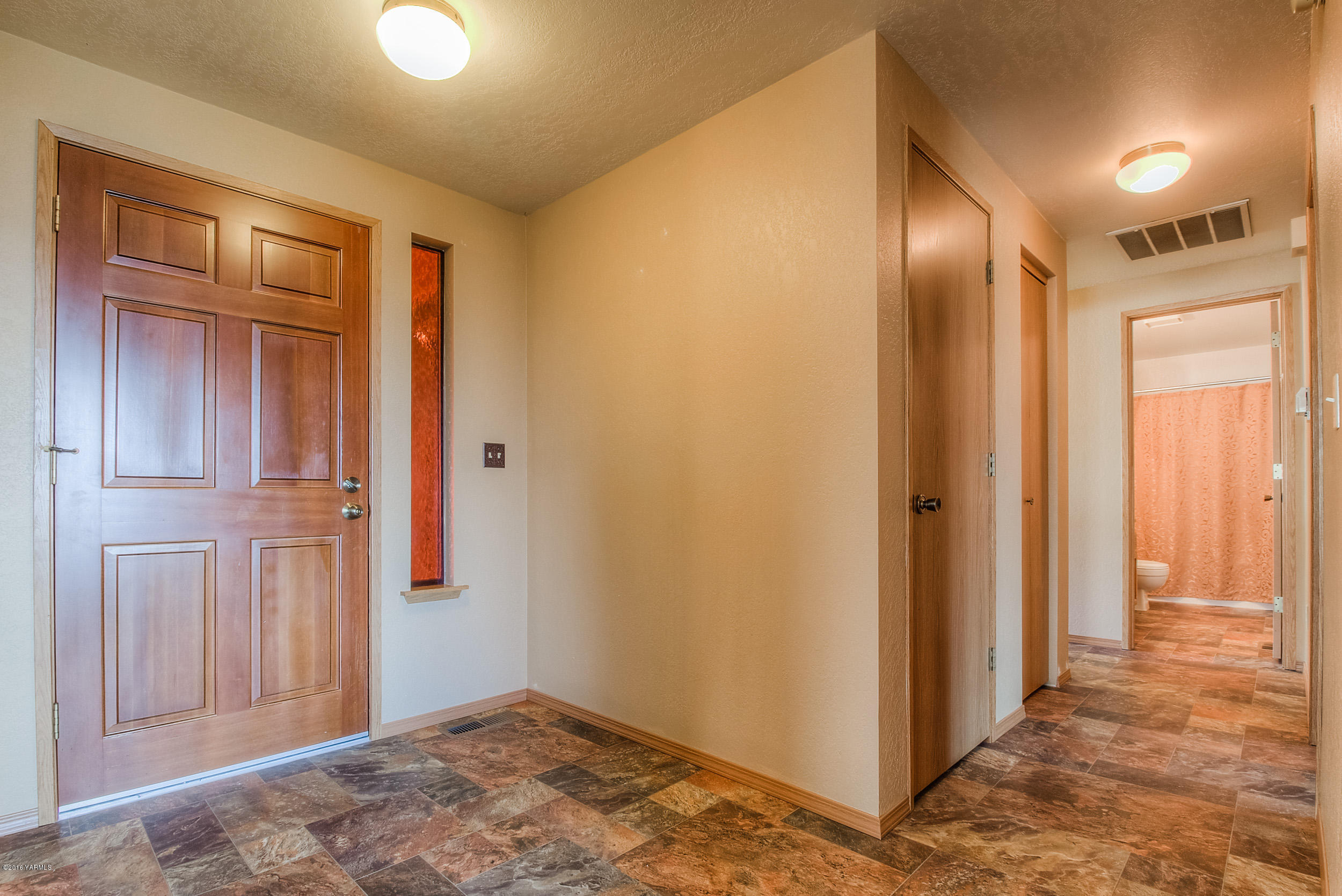 132 Faucher Road Yakima, WA 98901 - Photo 2 of 23 Entry Way