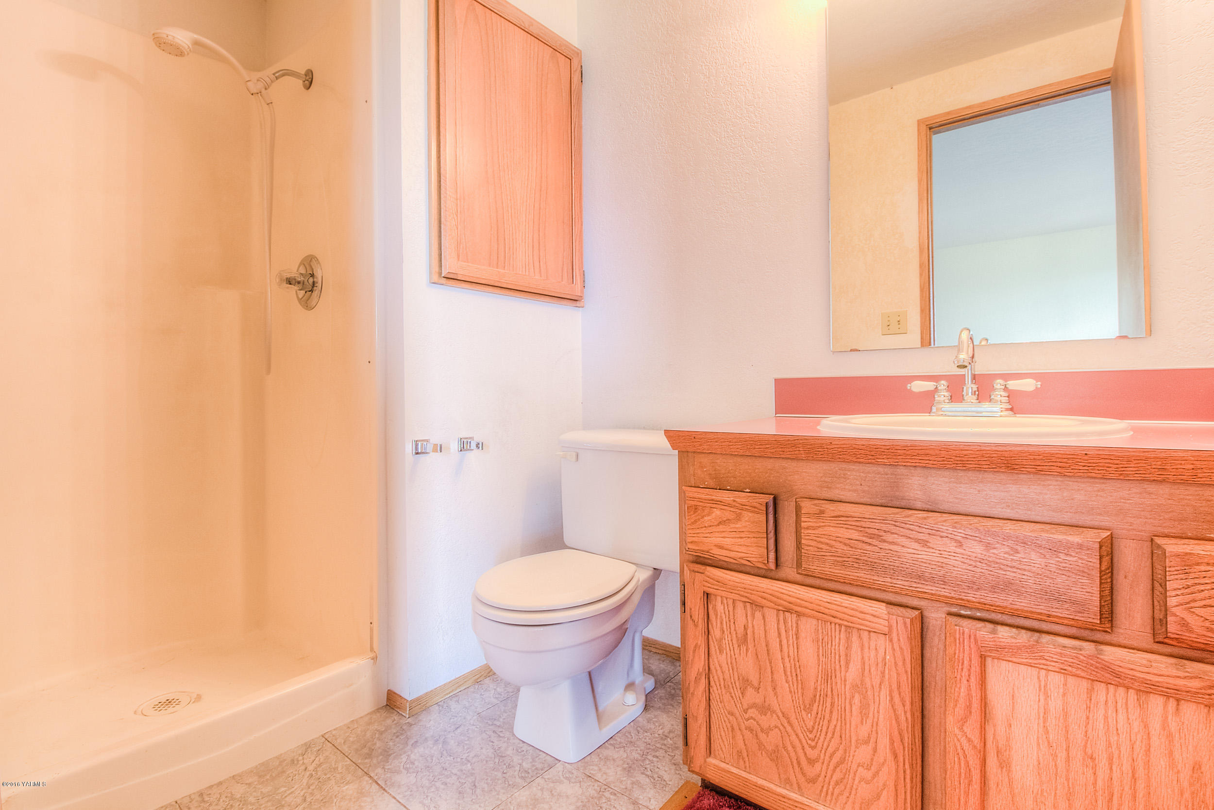 132 Faucher Road Yakima, WA 98901 - Photo 10 of 23 Master Bathroom