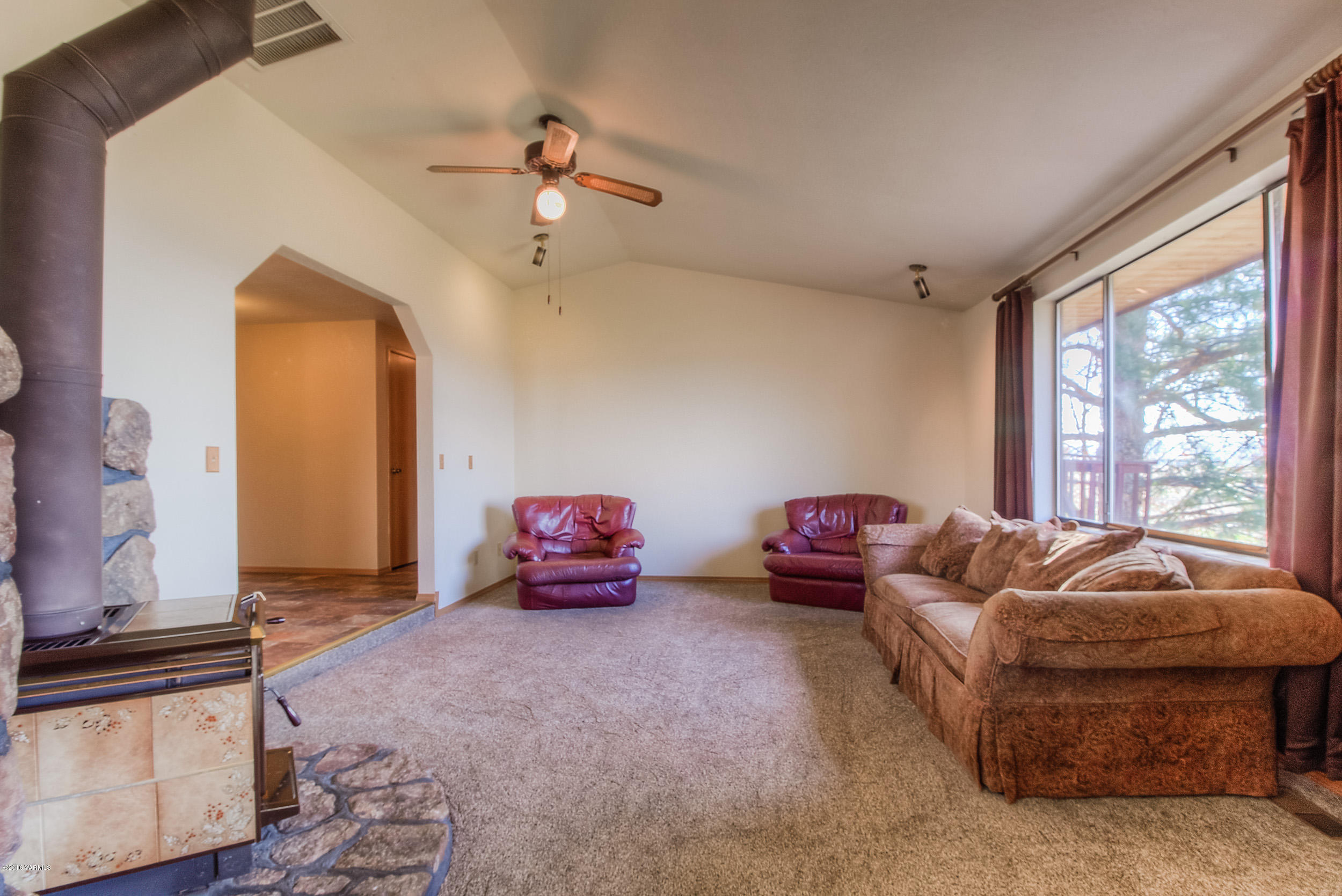 132 Faucher Road Yakima, WA 98901 - Photo 5 of 23 Living Room