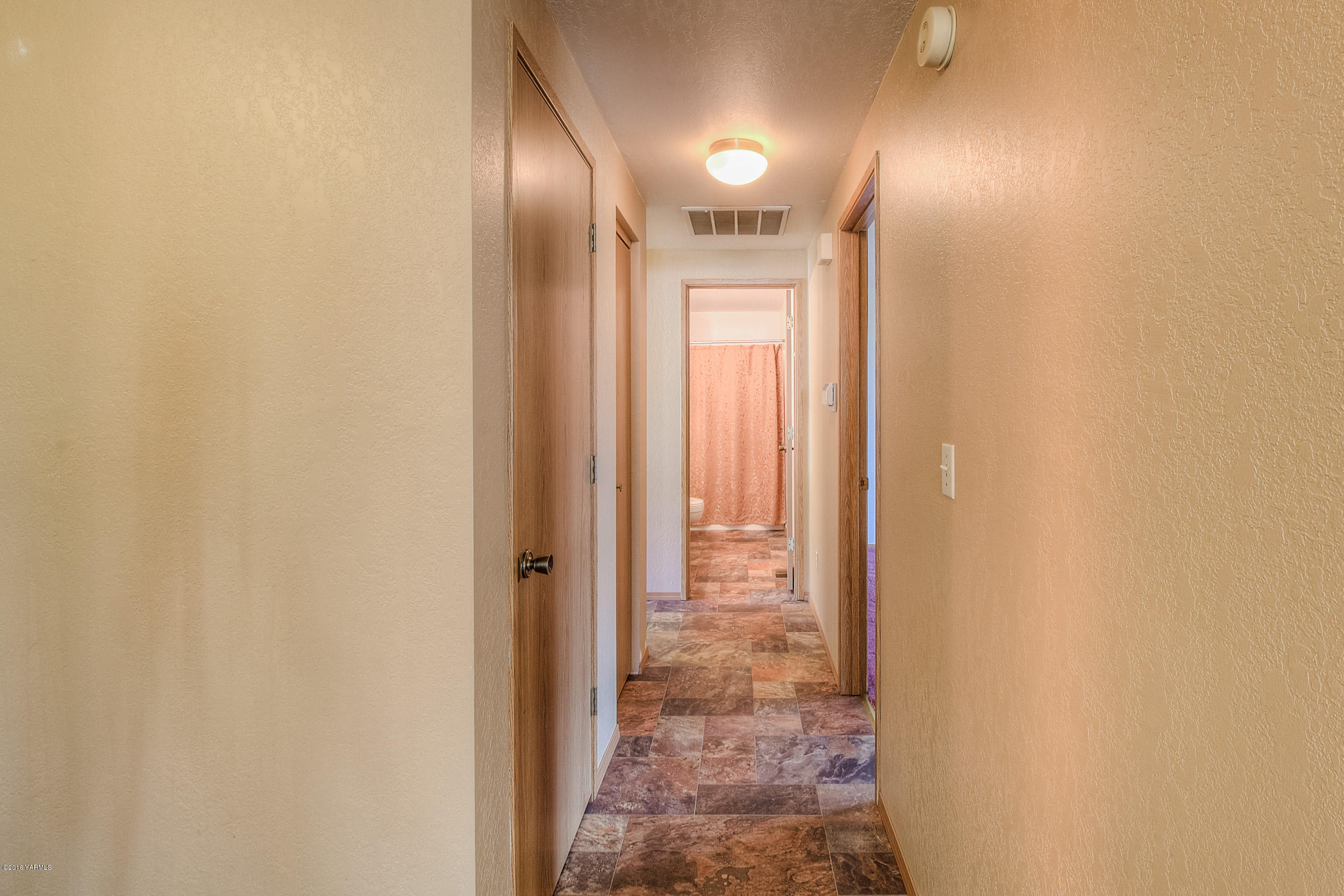 132 Faucher Road Yakima, WA 98901 - Photo 7 of 23 Hallway