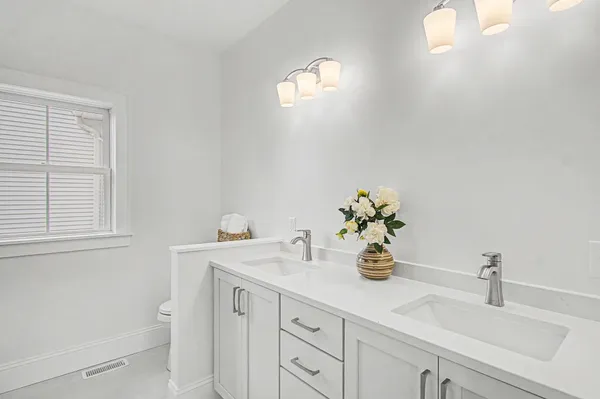 $995,000 | 897 Falls Road, Shelburne, VT 05482