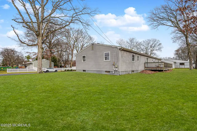 a view of a house with backyard
