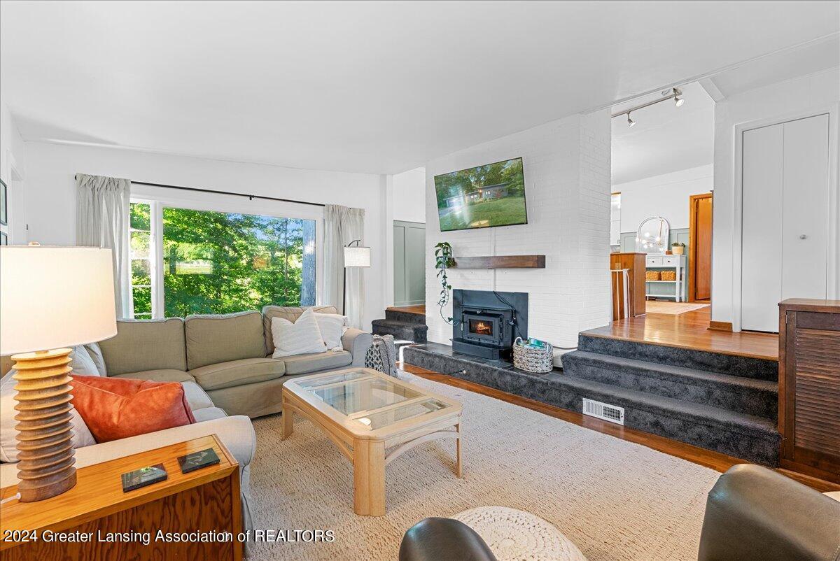 2251 Cumberland Road Lansing, MI 48906 - Photo 4 of 34 17-Media Jett - 17