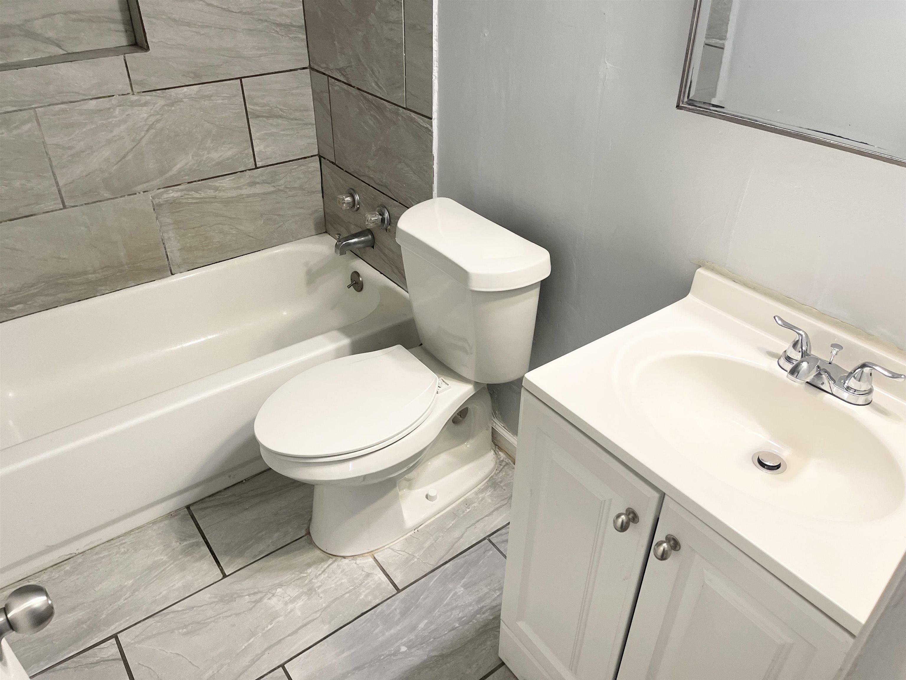 1783 Danville Road Memphis, TN 38117 - Photo 7 of 12 a bathroom with a toilet a sink and bathtub
