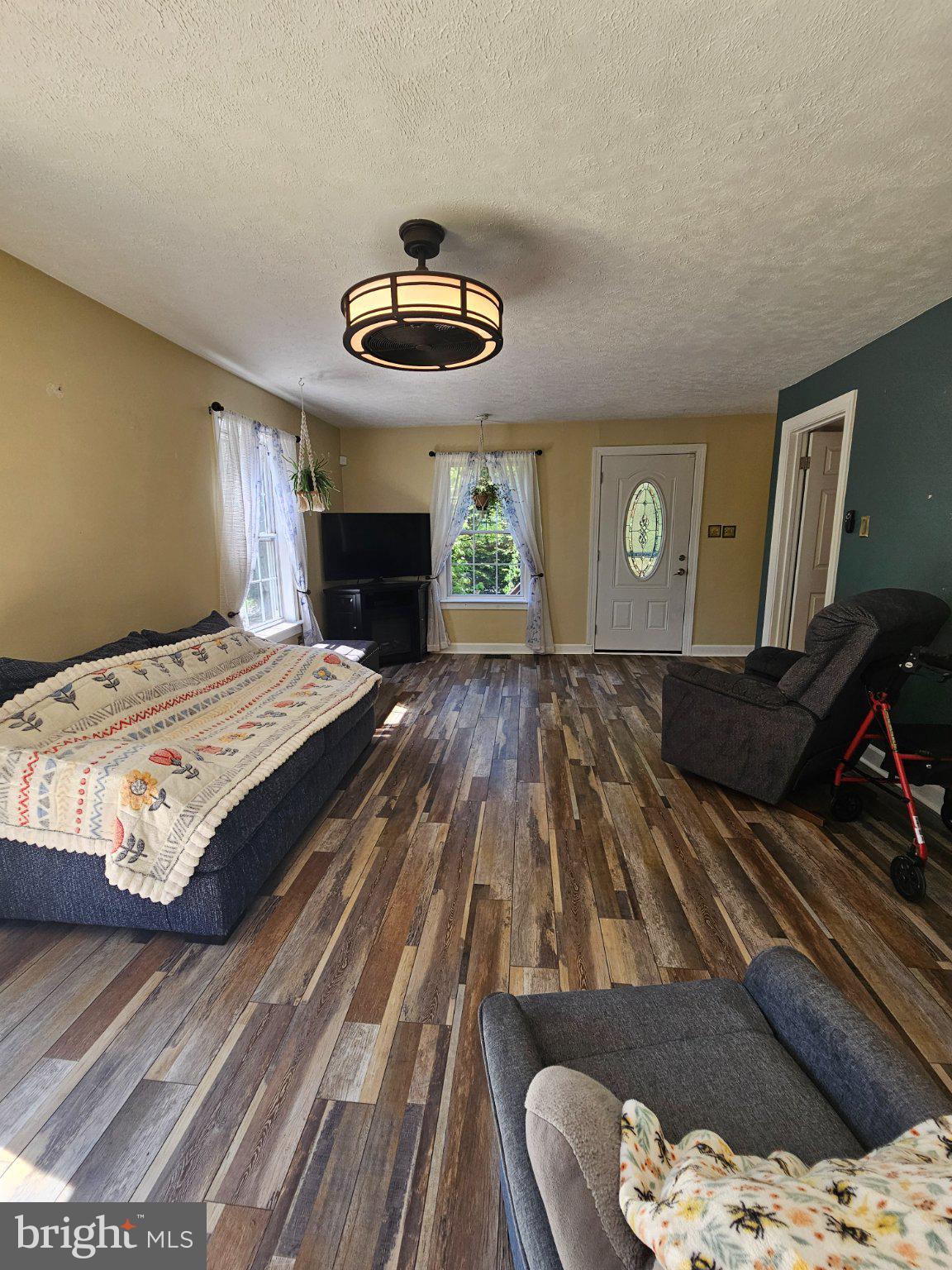 32 Parnassus Road Linden, VA 22642 - Photo 20 of 50 Spacious living area with natural light.