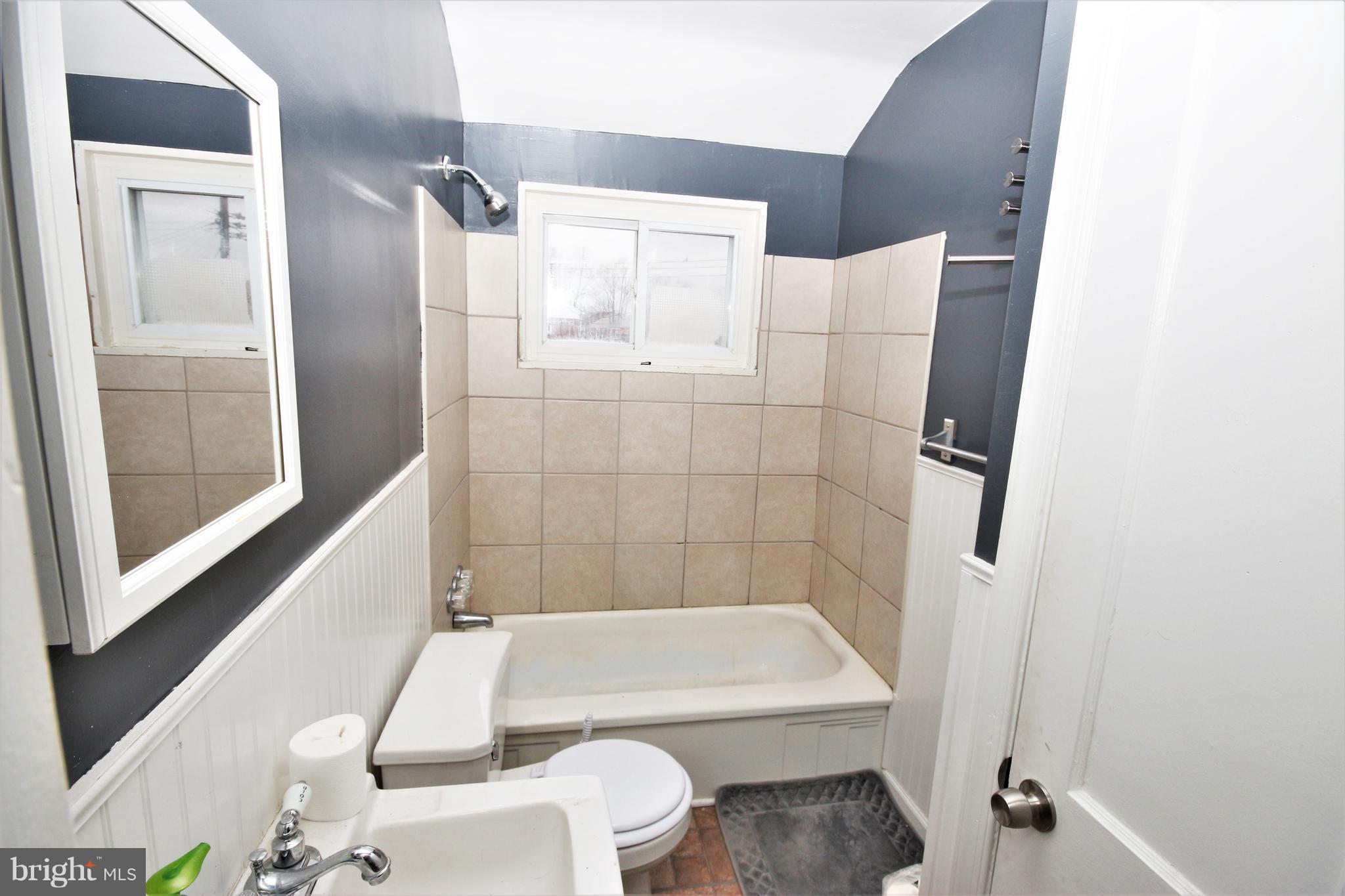 8247 Kavanagh Road Baltimore, MD 21222 - Photo 6 of 17 Bath