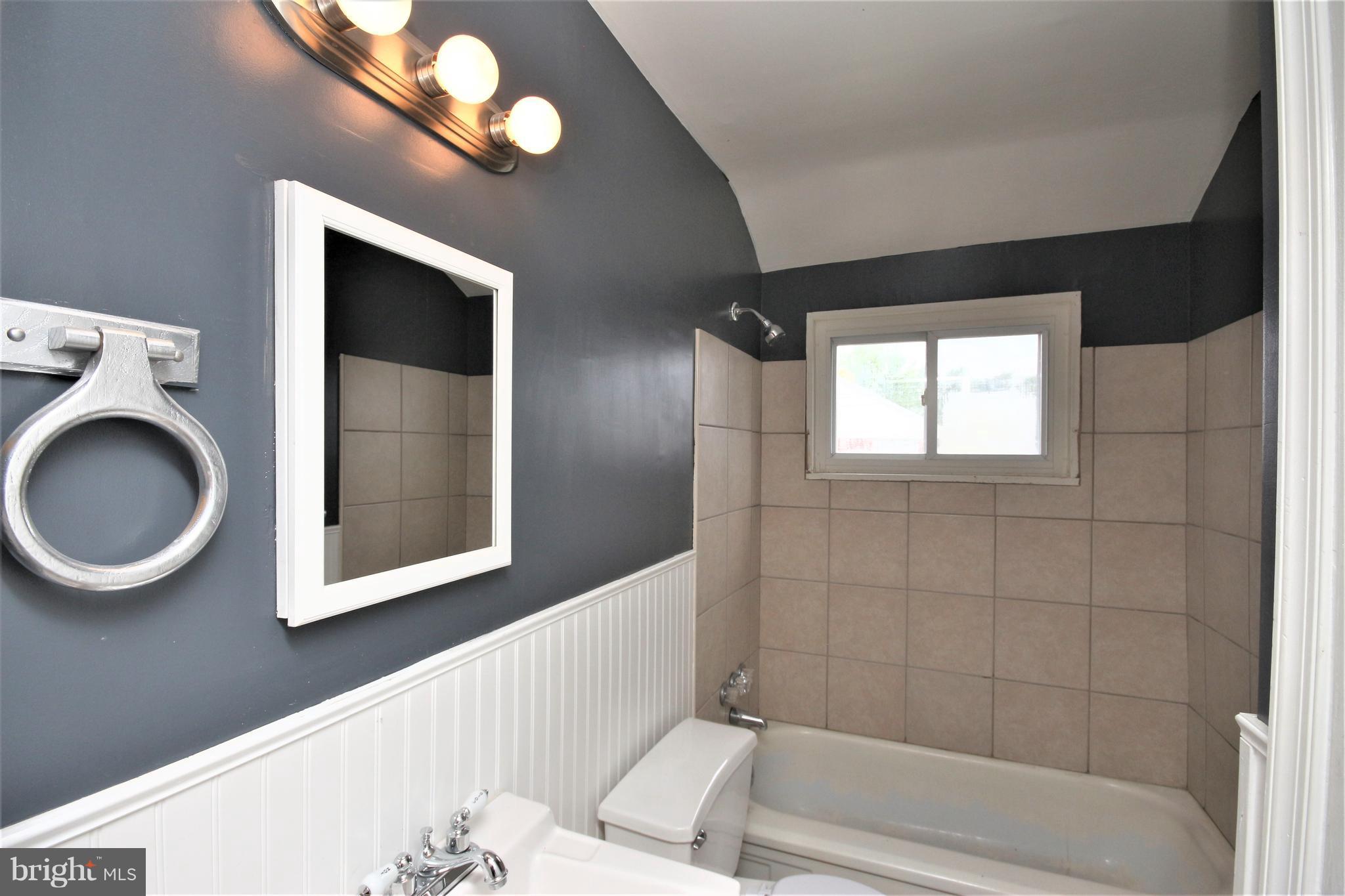 8247 Kavanagh Road Baltimore, MD 21222 - Photo 7 of 17 Bath