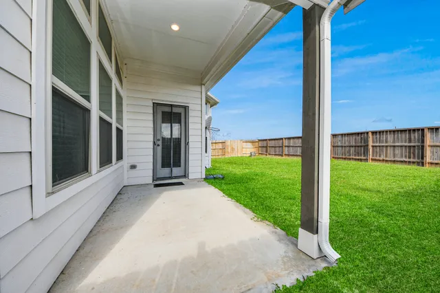 a view of back yard of the house