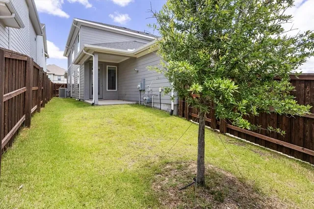 a view of a house with a backyard