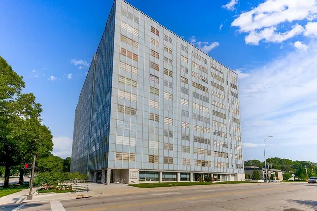 $211,995 | 333 West Meyer Boulevard, Unit 215, Kansas City, MO 64113