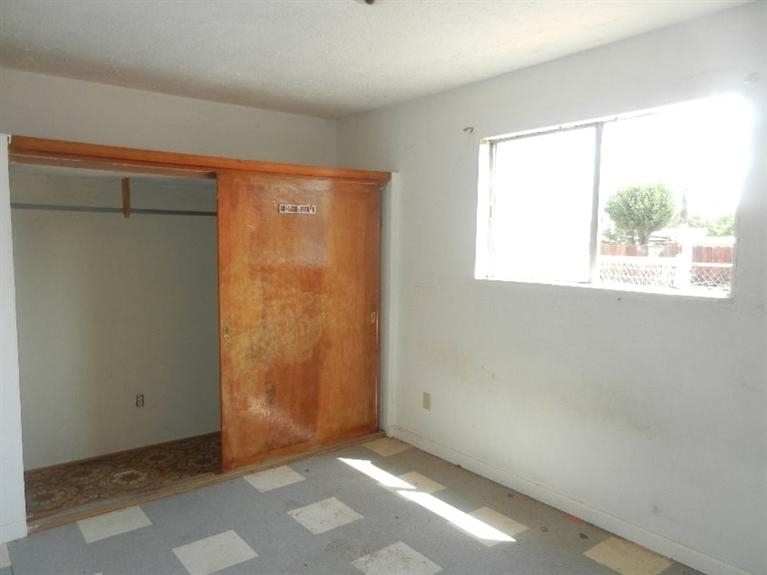 830 East Duff Avenue Reedley, CA 93654 - Photo 5 of 7 an empty room with a window
