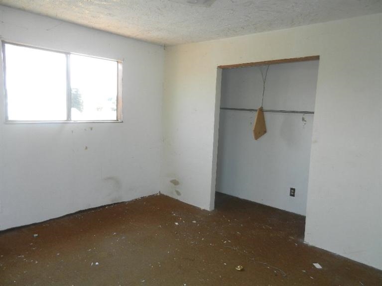 830 East Duff Avenue Reedley, CA 93654 - Photo 6 of 7 an empty room with a window