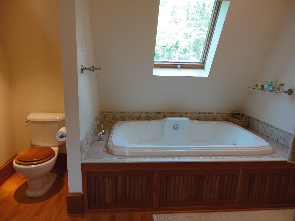 140 Reach Road Brooklin, ME 04616 - Photo 23 of 27 Jetted tub in master bath. Tiled...