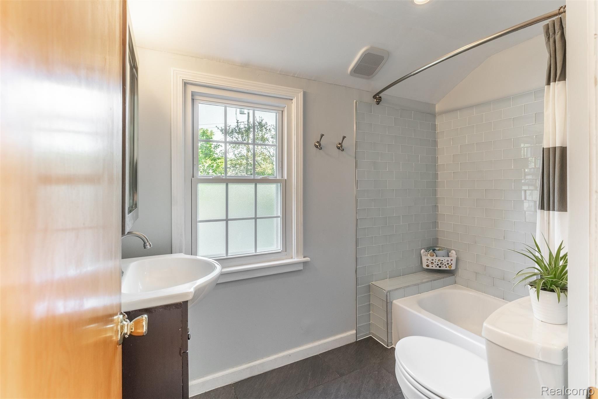 1714 Bournemouth Road Grosse Pointe, MI 48236 - Photo 14 of 16 Bournemouth-18.jpg