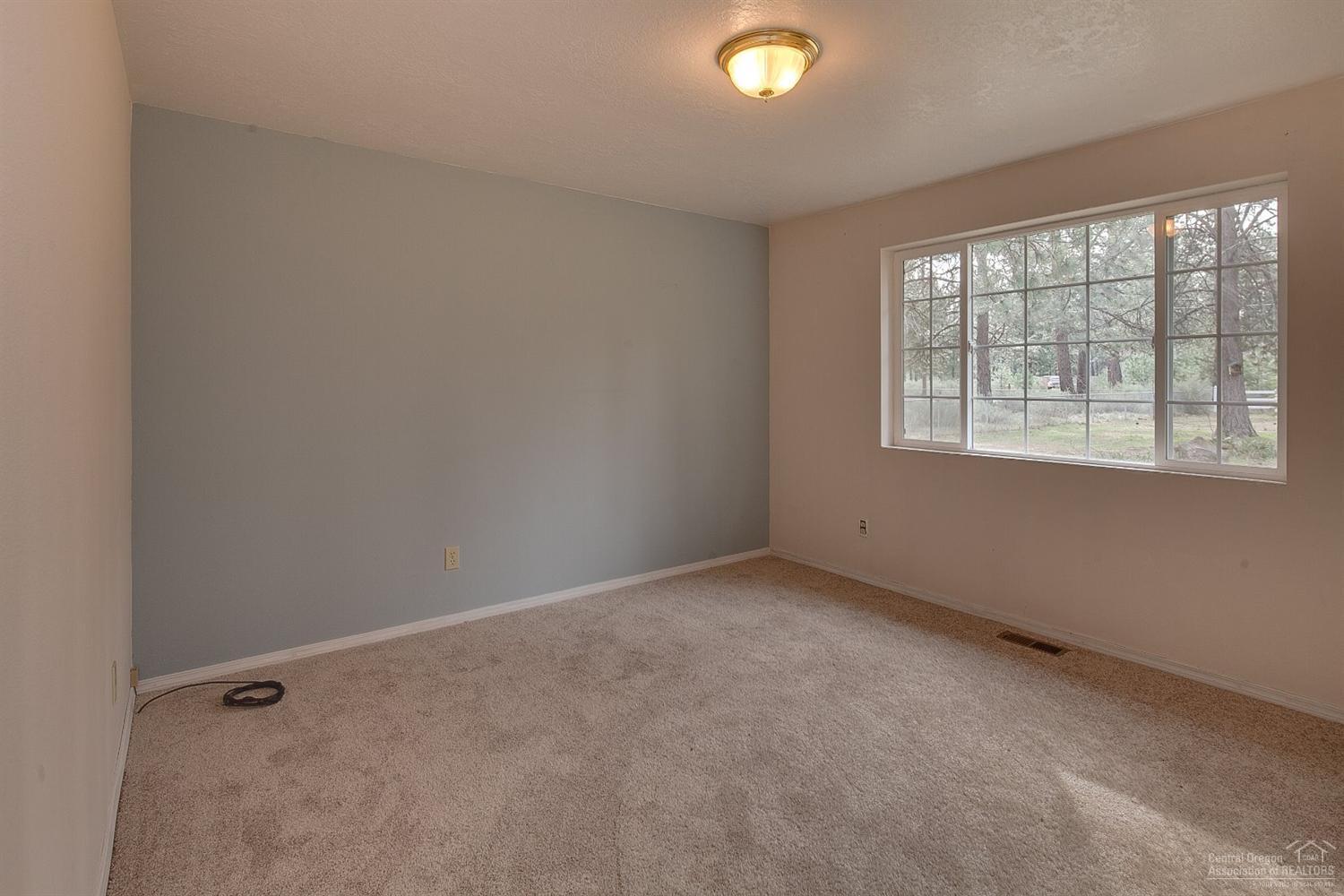 60069 Navajo Road Bend, OR 97702 - Photo 15 of 18 an empty room with a window