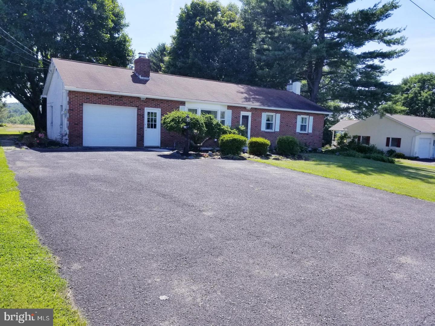 2030 Scheetzs Church Road Quakertown, PA 18951 - Photo 4 of 37 Large private driveway